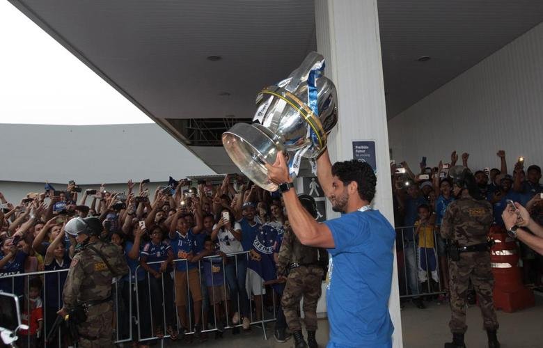 Depois de vencer o Corinthians por 2 a 1, em So Paulo, e conquistar o hexa da Copa do Brasil, jogadores do Cruzeiro foram recebidos com muita festa no Aeroporto de Confins, na Grande Belo Horizonte