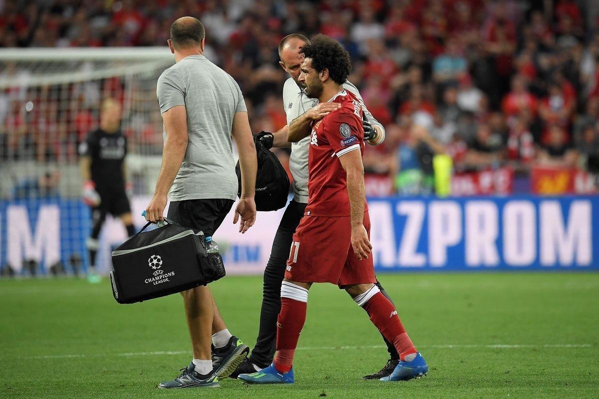 Salah, do Liverpool, sofreu falta de Sergio Ramos, machucou ombro esquerdo e deixou a final no primeiro tempo