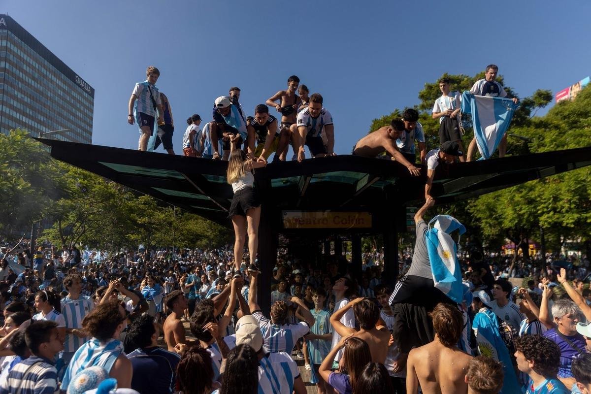 Multido festeja, no Centro de Buenos Aires, o tri mundial da Argentina conquistado na Copa do Catar