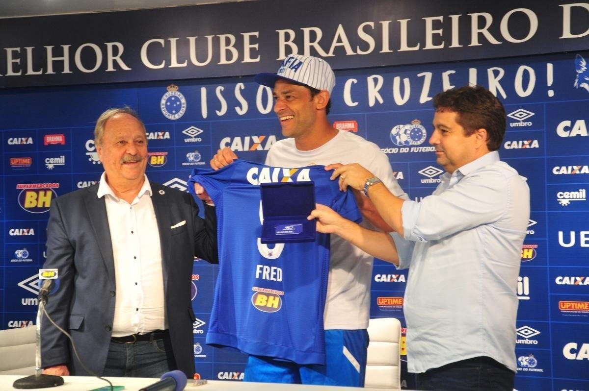 Fred foi apresentado no Cruzeiro pelo presidente Wagner Pires de S e pelo vice Itair Machado
