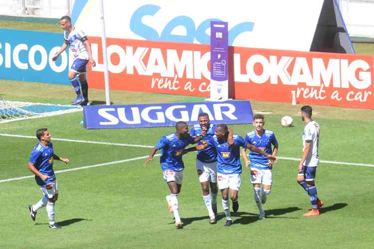 Grêmio resolve jogo no primeiro tempo e bate Tombense por 3 x 0