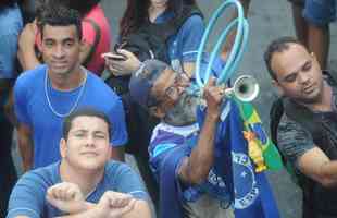 De Confins, jogadores do Cruzeiro hexacampees da Copa do Brasil saram em carro aberto pelas ruas de Belo Horizonte. No Centro da capital, milhares de pessoas aguardavam os jogadores para a festa.