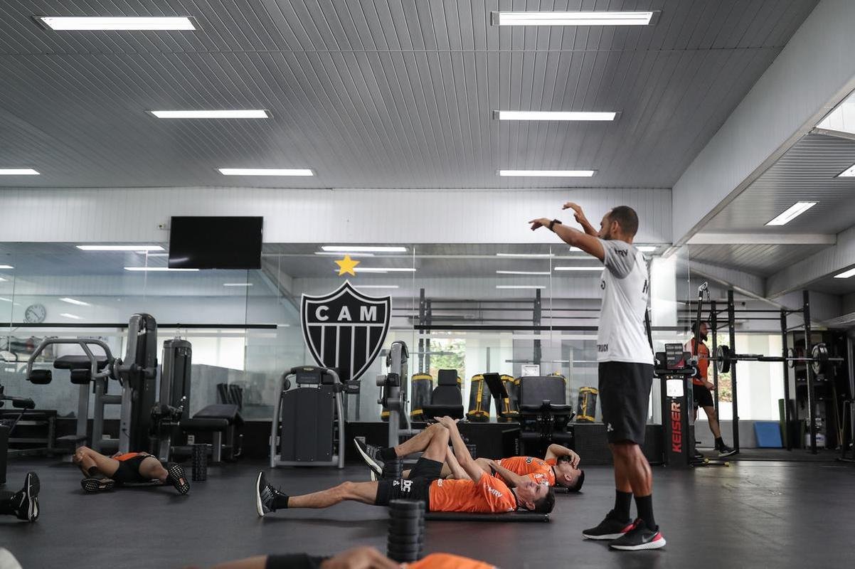 Aps a vitria por 2 a 1 sobre o Cuiab, neste domingo (24), pelo Campeonato Brasileiro, o elenco do Atltico se reapresentou e treinou na tarde desta segunda-feira (25), na Cidade do Galo, em Vespasiano. As atividades visaram o duelo de volta da semifinal da Copa do Brasil, contra o Fortaleza, que ocorrer na quarta-feira (27). Por ter vencido o jogo de ida por 4 a 0, no Mineiro, o Galo tem vaga encaminhada na deciso do principal torneio mata-mata do pas.