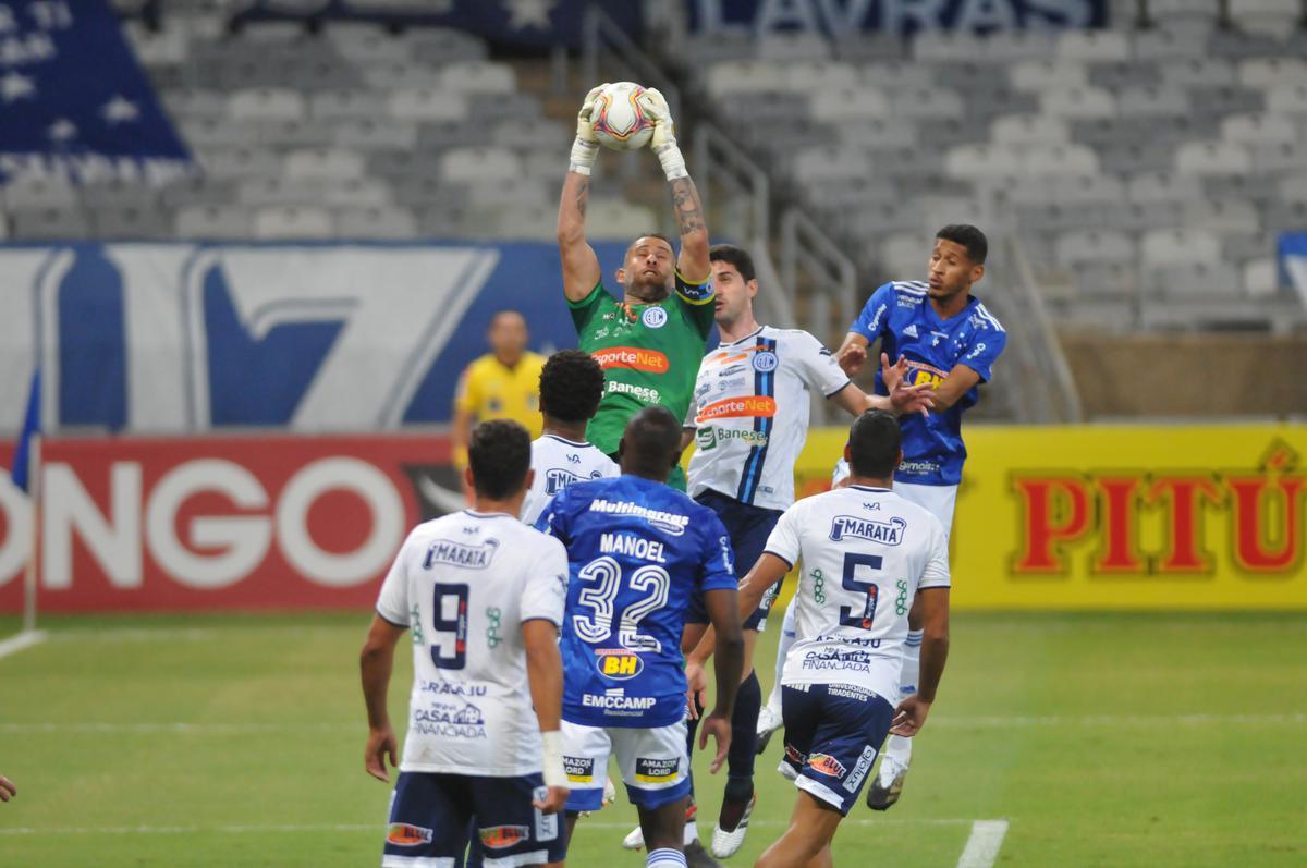 Fotos do jogo entre Cruzeiro e Confiana, no Mineiro, em Belo Horizonte, pela 24 rodada da Srie B do Campeonato Brasileiro
