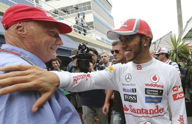 Lauda ao lado de Hamilton, penta da F-1 (2008, 2014, 2015, 2017 e 2018)