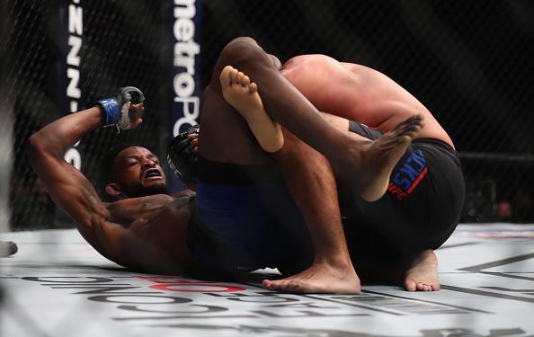 Neil Magny venceu Johny Hendricks por deciso unnime (triplo 29-28)