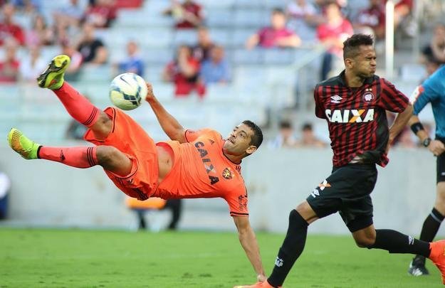 Golao - Diego Souza salta para mandar um voleio e fazer o gol da vitria sobre o Atltico Paranaense, na Arena da Baixada, pela 34 rodada do Campeonato Brasileiro de 2014. O lance  classificado por muitos como o mais bonito protagonizado pelo jogador no Leo