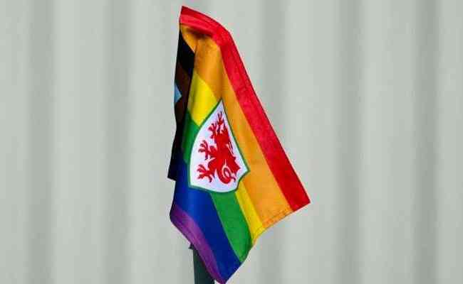 Pas de Gales desafia Fifa e Catar com bandeira de arco-ris