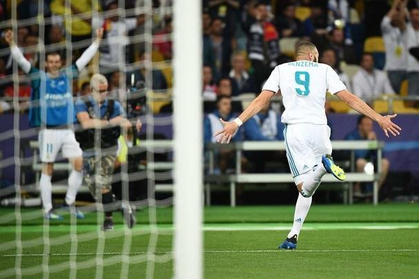 Goleiro Loris Karius, do Liverpool, vacilou na saída de bola, e Benzema, do Real, aproveitou para roubar a bola e abrir o placar na final: 1 a 0