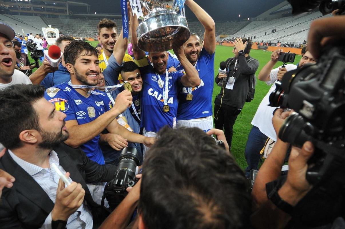 Seja em campo, nas arquibancadas da Arena Corinthians ou nas ruas de Belo Horizonte, os cruzeirenses comemoraram bastante a conquista do sexto ttulo da Copa do Brasil. O clube se tornou o maior vencedor isolado da histria do torneio, deixando para trs o Grmio, que ganhou cinco vezes. Veja as melhores imagens da celebrao de jogadores, dirigentes e torcedores!