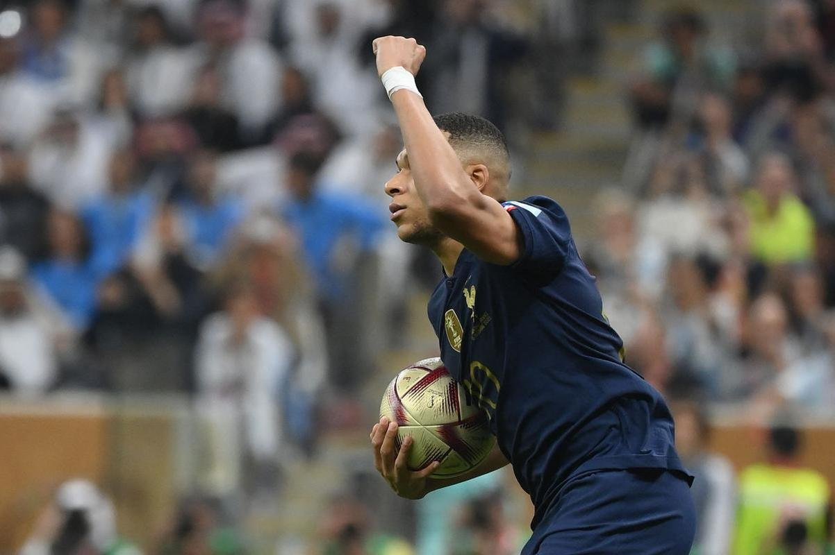 Mbapp faz o primeiro gol da Frana na final contra a Argentina e reduz vantagem do rival para 2 a 1. O francs cobrou pnalti cometido por Otamendi