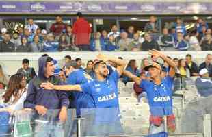 Torcida do Cruzeiro encarou frio e crise de abastecimento para apoiar o time contra o Palmeiras, no Mineiro