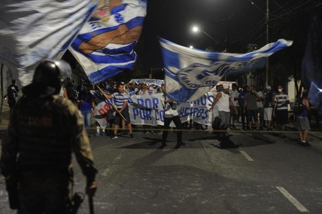 Torcida do Cruzeiro mira Srgio, Deivid e conselheiros em protesto no Horto, antes do jogo diante do Operrio-PR, pela Srie B

