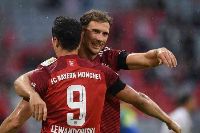 Goretzka comemorando gol com o atacante Lewandowski