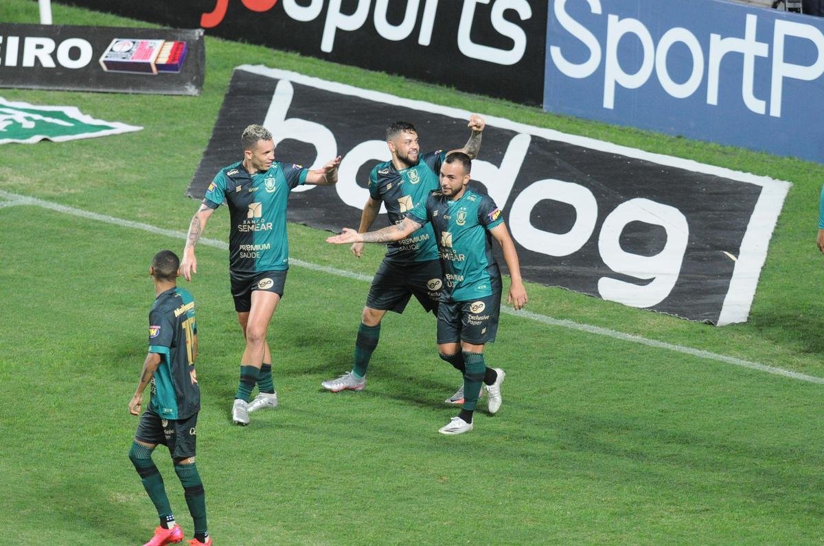 Fotos do jogo entre Amrica e Sampaio Corra, no Independncia, em Belo Horizonte, pela 27 rodada da Srie B do Campeonato Brasileiro