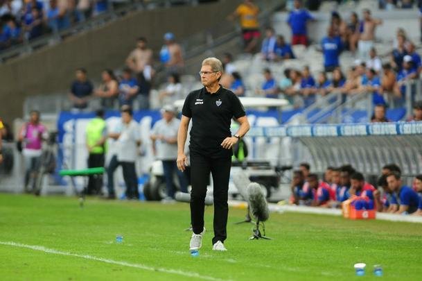 Demitido no ltimo dia 9, Oswaldo de Oliveira comandou o Atltico em uma oportunidade contra o Cruzeiro. Pelo segundo turno do Campeonato Brasileiro de 2017, o time alvinegro venceu o maior rival por 3 a 1, em partida com grande atuao de Robinho.