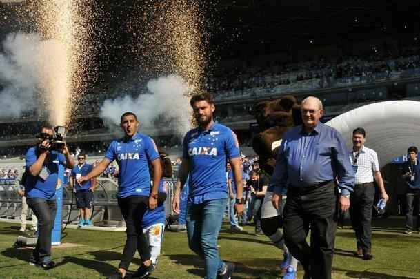 Cruzeiro apresentou para sua torcida no Mineiro os atacantes Sobis, camisa 7, e bila, que vestir a 50