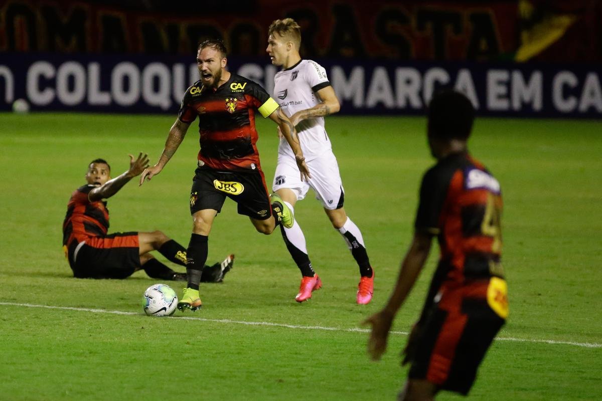Sport estreou com clássico regional na série A e bateu o Ceará por 3 a 2, com dois gols de Elton e um de Jonatan Gomez, na Ilha do Retiro, sem público.