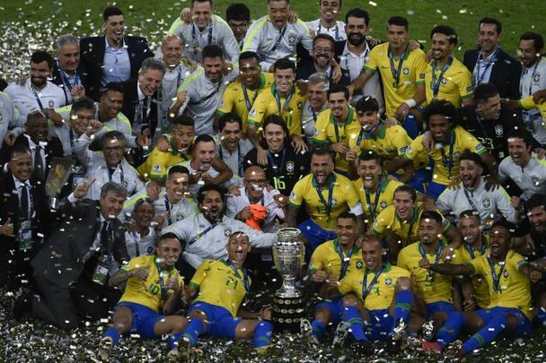 Seleção Brasileira derrota Peru por 3 a 1, conquista Copa América e ergue a taça no Maracanã; veja as fotos da festa do Brasil