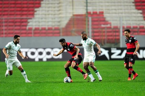 Fotos de mais uma derrota do Amrica na Srie B; Coelho foi superado no Independncia pelo Atltico-GO, por 1 a 0. Gol do rubro-negro goiano foi de Jorginho