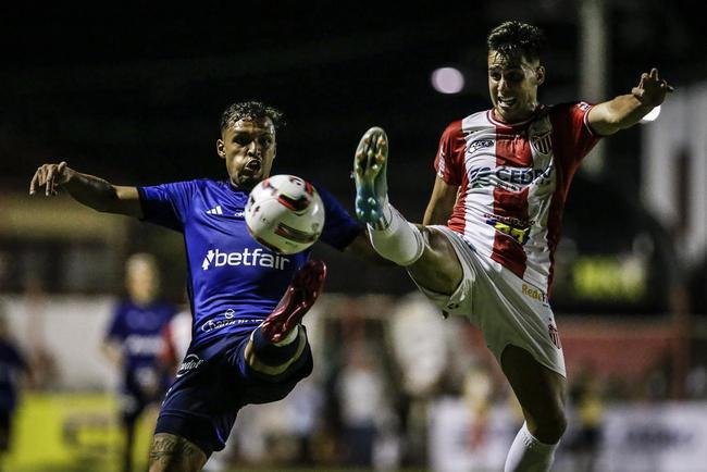 Neste sbado (18/2), o Cruzeiro visitou o Alapo do Bonfim, em Nova Lima, para medir foras com o Villa Nova, pela 6 rodada do Campeonato Mineiro. O time celeste venceu por 4 a 0 - gols de Gilberto (3) e Mateus Vital.