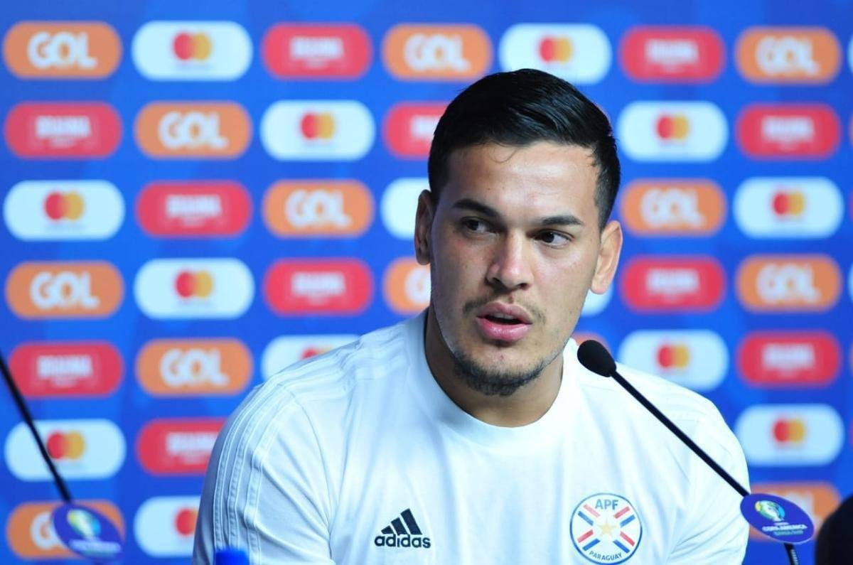 Tcnicos de Argentina e Paraguai, juntos de um jogador de cada equipe, em entrevista no Mineiro