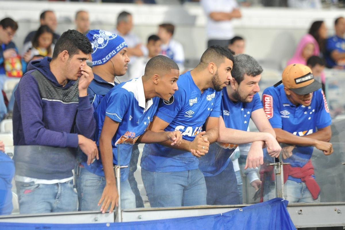 Torcida do Cruzeiro encarou frio e crise de abastecimento para apoiar o time contra o Palmeiras, no Mineiro