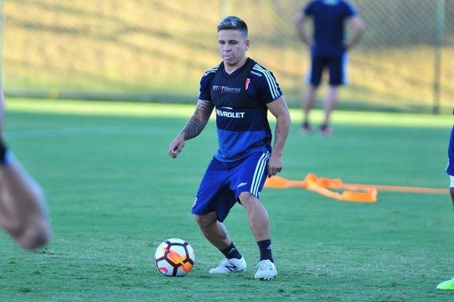 Elenco da Universidad de Chile treinou nesta tera-feira  tarde na Cidade do Galo, em Vespasiano. Time chileno se prepara para enfrentar o Cruzeiro na quinta, s 19h15, no Mineiro, pela Copa Libertadores. Tcnico Angel Guillermo Hoyos ter retornos do zagueiro Jara e do lateral-esquerdo Beausejour