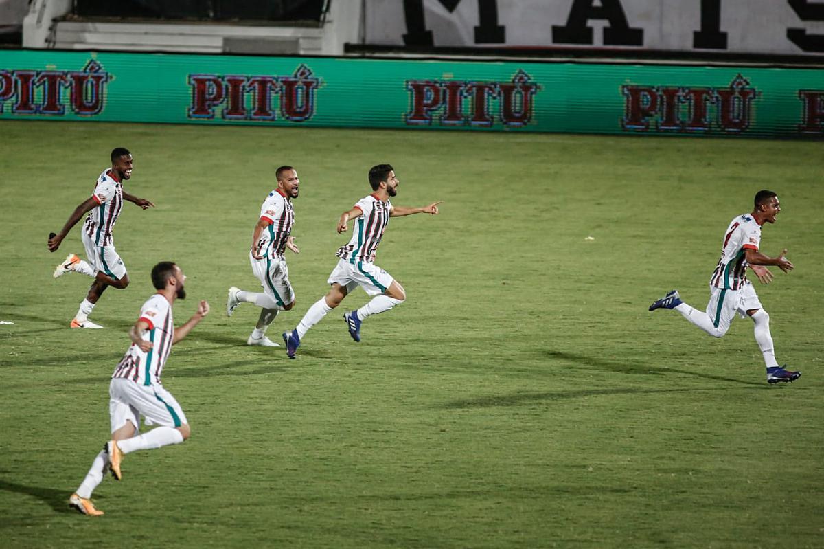 Após empatar em 0 a 0 contra o Santa Cruz, no Arruda, o Salgueiro bateu a Cobra Coral nos pênaltis e garantiu o primeiro título Estadual para o interior pernambucano