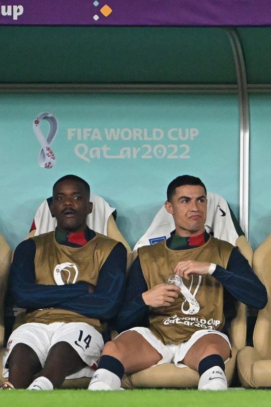 Cristiano Ronaldo comeou novamente no banco de reservas no duelo de Portugal contra Marrocos pelas quartas de final da Copa do Mundo. Batalho de fotgrafos registrou astro na condio de suplente