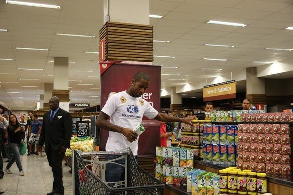 Apresentao do zagueiro Ded ao Cruzeiro. Jogador participou de ao de marketing, foi a supermercado e divulgou programa scio do futebol, que d desconto na compra de produtos  