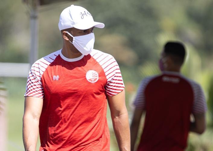 Jogadores, membros da comissão técnica, dirigentes e funcionários do Náutico realizaram testes para Covid-19 na manhã desta sexta-feira; resultados são previstos até a próxima segunda.