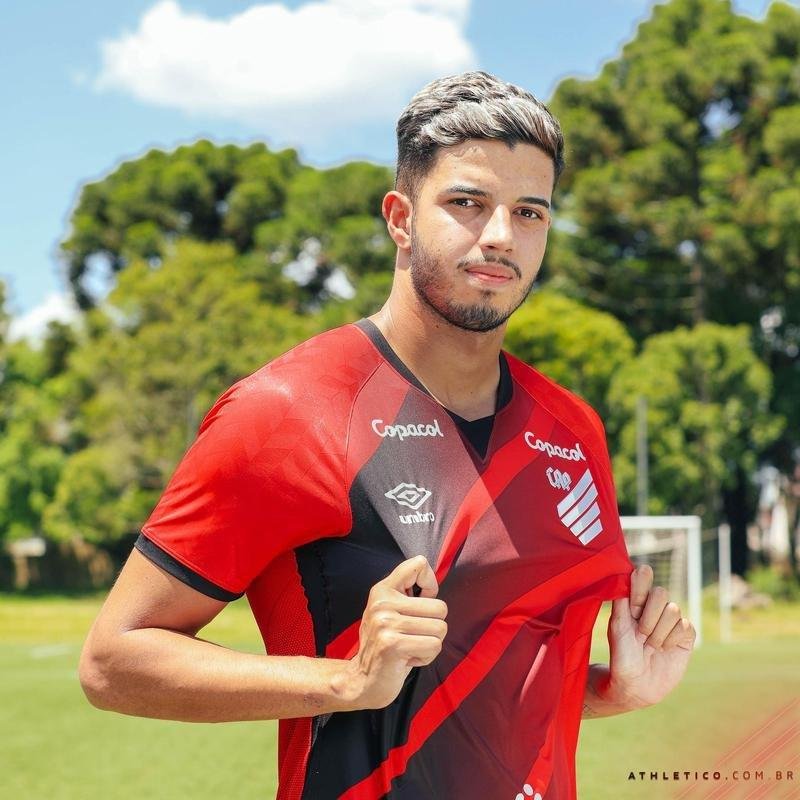 Athletico-PR anunciou o zagueiro Kaique Rocha