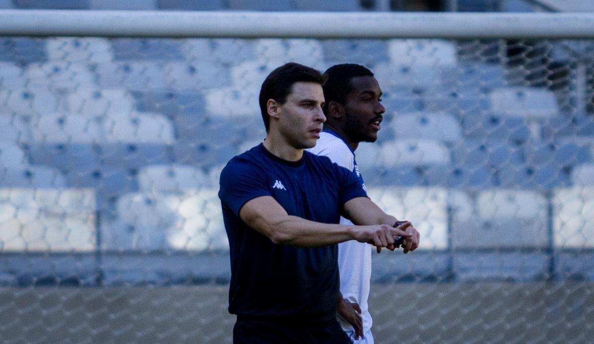 Com estreia marcada para o Mineiro na noite desta quarta-feira, no jogo entre Cruzeiro e Santos, pela Copa do Brasil, o VAR (rbitro de vdeo) foi testado em treino da equipe Sub-20 do clube celeste na tarde desta tera-feira. A equipe de juzes foi liderada por Rodolpho Toski Marques, que tambm ser o responsvel no duelo entre mineiros e paulistas. A iniciativa realizada faz parte das exigncias da FIFA para que a utilizao do VAR seja homologada no estdio. Durante as atividades, foram revisados lances de pnalti, impedimentos e aplicao de cartes, dentre outras situaes de jogo