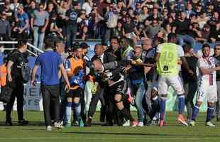 No aquecimento e durante o intervalo, torcedores do Bastia invadiram o gramado para agredir jogadores do Lyon