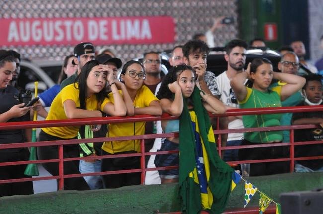 No Mercado Central, em BH, torcedores assistem ao jogo do Brasil contra a Sua pelo Grupo G da Copa do Mundo, no Catar