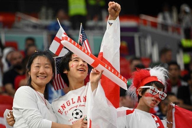 Torcedores de Inglaterra e Estados Unidos no jogo pelo Grupo B da Copa do Mundo