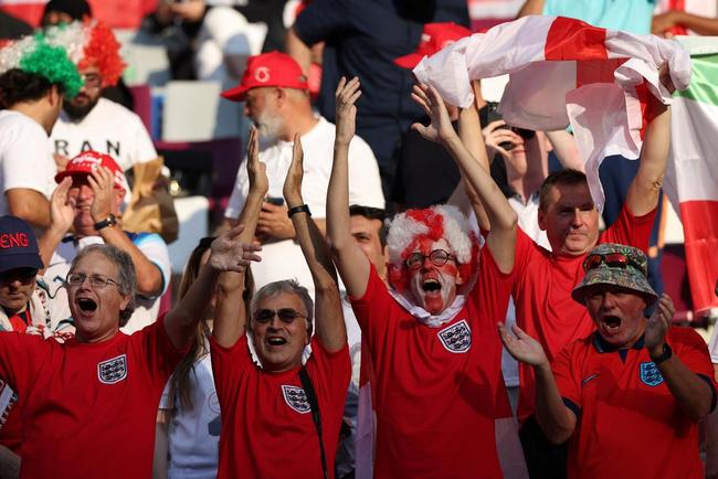Os torcedores de Inglaterra e Irã no primeiro jogo do Grupo B na Copa do Mundo.