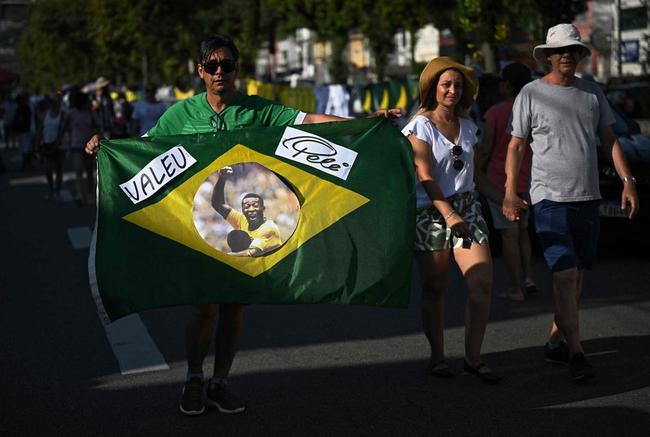 Os últimos momentos do velório de Pelé, na Vila Belmiro, estádio do Santos.