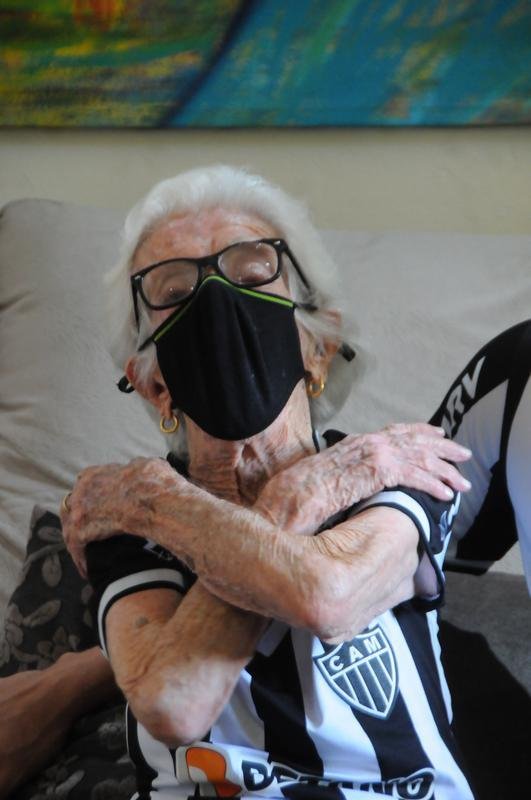 Ana C�ndida de Oliveira Marques, a Vov� do Galo, de 101 anos, ao lado da filha, Maria Aparecida, e dos netos Marcelo e Sabrina