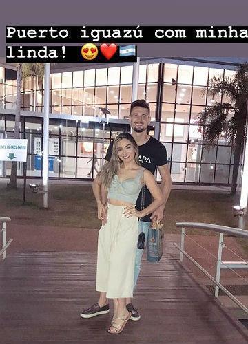 Goleiro Michael com a namorada na Argentina