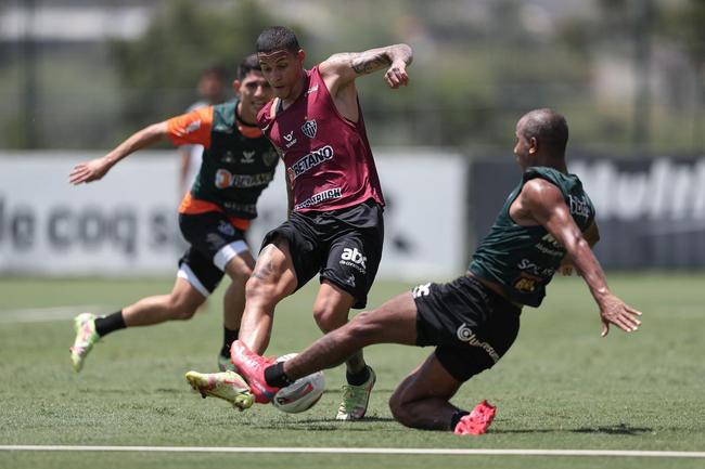 Com seriedade, mas tambm descontrao, o Atltico treinou sob sol forte na manh desta sexta-feira (21), na Cidade do Galo, em Vespasiano. Este foi o quinto dia de pr-temporada para o clube mineiro em 2022, sob o comando do tcnico argentino Antonio 'El Turco' Mohamed. Novas baixas, o volante Allan e o atacante Keno testaram positivo para COVID-19 e no participaram das atividades (ambos cumprem perodo de sete dias de isolamento social).