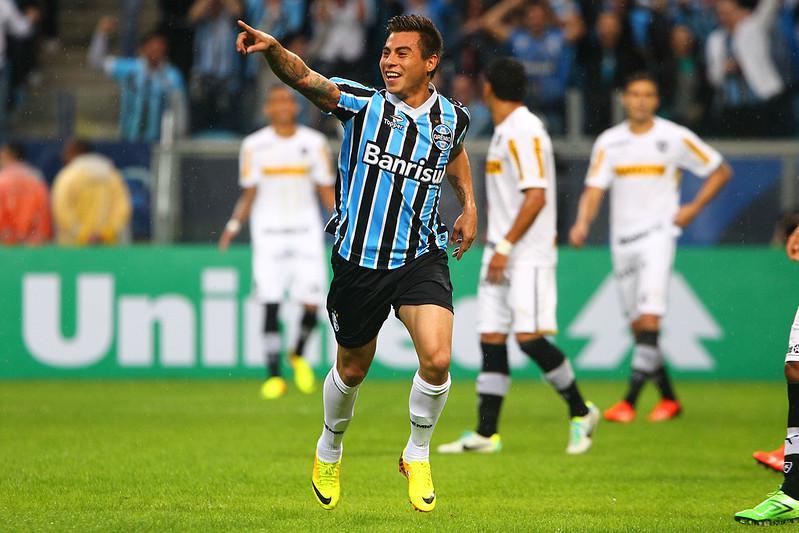 Vargas já teve uma passagem pelo futebol brasileiro. Em 2013, ele vestiu a camisa do Grêmio e participou da campanha do vice-campeonato brasileiro. Na Copa Libertadores, o time caiu nas oitavas de final para o Santa Fe, da Colômbia. No jogo que cravou a eliminação, o atacante ficou marcado por ter perdido um gol decisivo, que poderia ter classificado o time às quartas daquela competição. Vargas somou nove gols em 37 partidas pelo Tricolor.