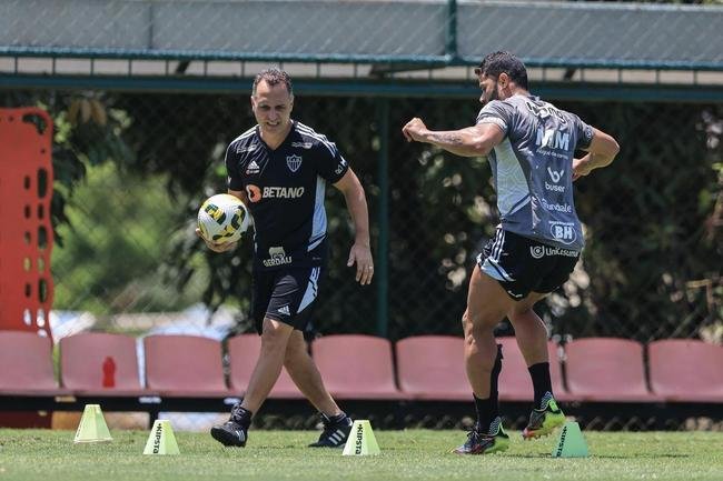 Fotos do treino do Atltico nesta quarta-feira (12/10), na Cidade do Galo. Em recuperao de um incmodo na panturrilha esquerda, Hulk fez funcional no campo e ainda  dvida para o confronto contra o Flamengo, no sbado, s 20h30, no Maracan, pelo Brasileiro
