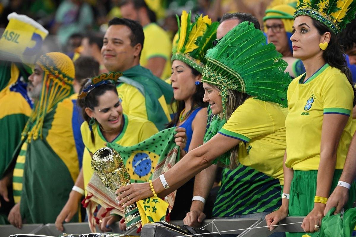 Fotos das torcidas de Brasil e Crocia no Estdio da Educao, em Al-Rayyan, no Catar, em duelo pelas quartas de final da Copa do Mundo