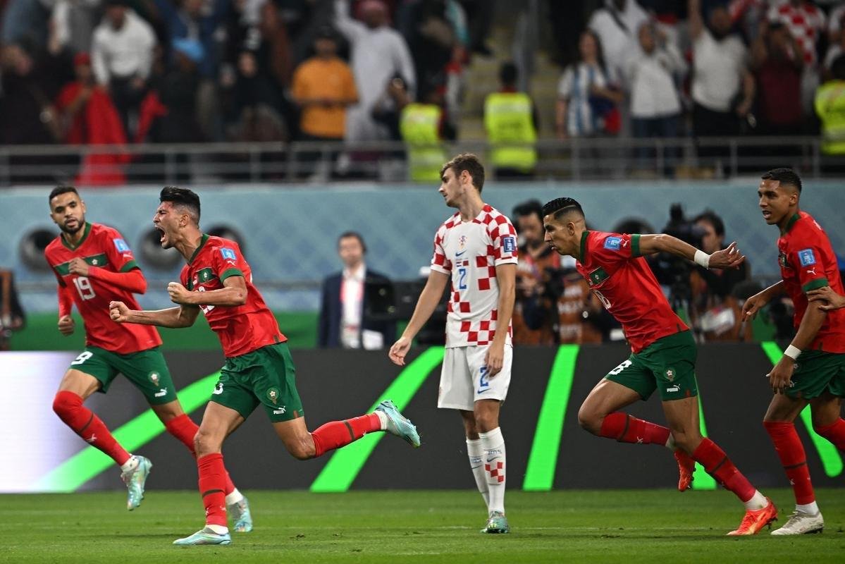 Achraf Dari empatou para o Marrocos menos de dois minutos depois de a Crocia sair na frente: 1 a 1