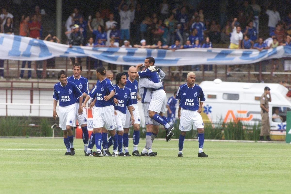 Com o ttulo brasileiro confirmado, o Cruzeiro fez no dia 7 de dezembro de 2003 o jogo da taa e das faixas contra o Fluminense, no Mineiro. Com show de Alex, autor de dois gols, o time celeste goleou os cariocas por 5 a 2 e promoveu nova festa da torcida azul em Belo Horizonte. Jogadores finalmente ergueram a taa oficial do Campeonato Brasileiro, cedida pela CBF, e deram a volta olmpica. Os campees brasileiros de 1966 tambm participaram das comemoraes no Gigante da Pampulha.