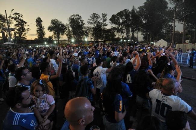 Caravana do Cruzeiro em Conselheiro Lafaiete, com a presena de Ronaldo Fenmeno. Milhares de torcedores cruzeirenses compareceram ao Parque de Exposies Tancredo Neves para prestigiar o evento oficial do clube