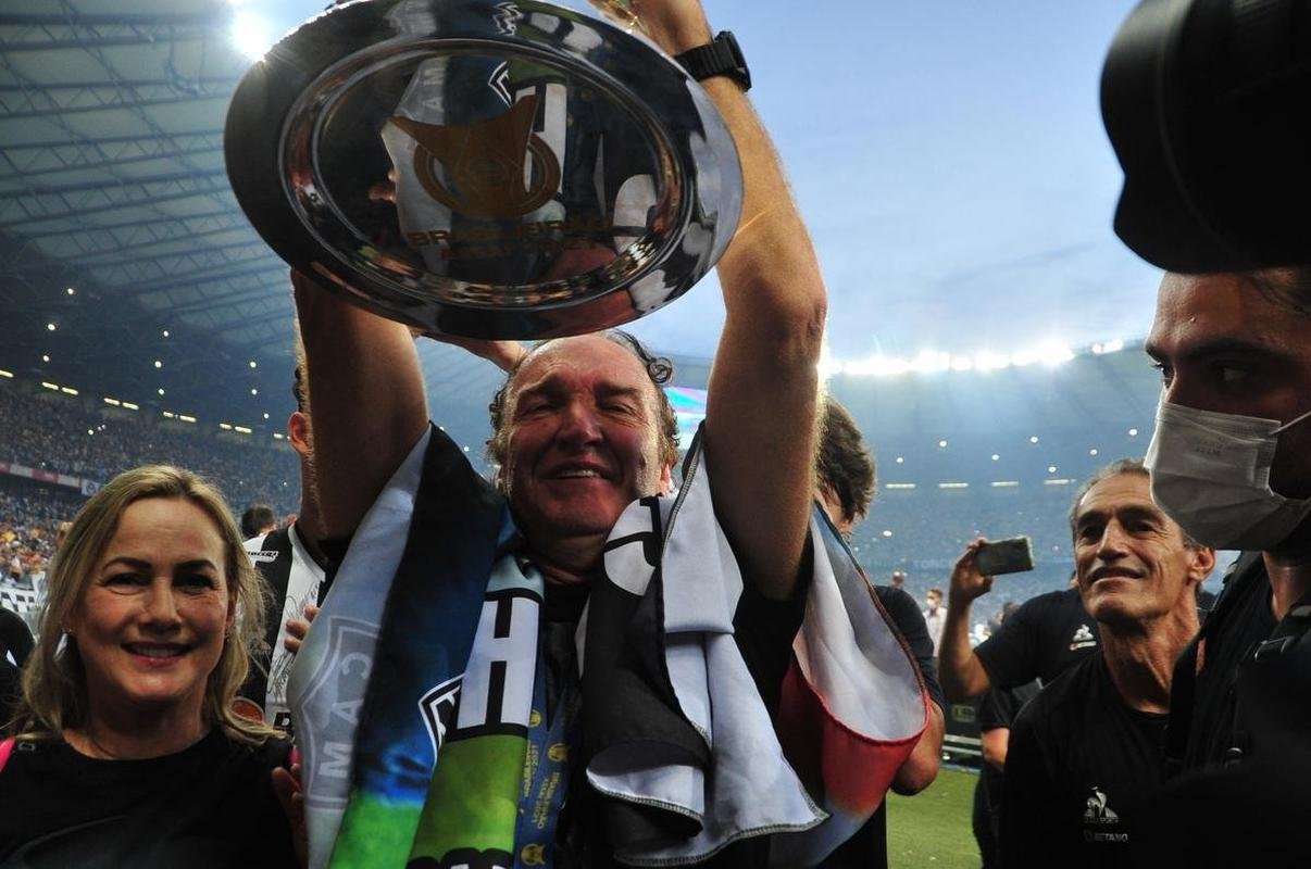 Atltico ergue a taa de campeo brasileiro e d a volta olmpica diante da torcida alvinegra, no Mineiro