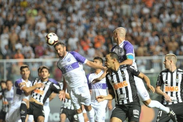 Lances do primeiro tempo do duelo entre Atltico e Defensor, pela terceira fase da Copa Libertadores